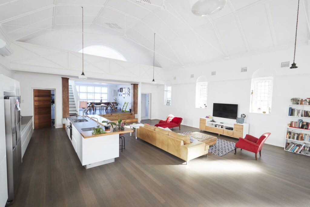 Ideas para Casas con Techos Altos: Cómo Decorar y Aprovechar al Máximo el Espacio