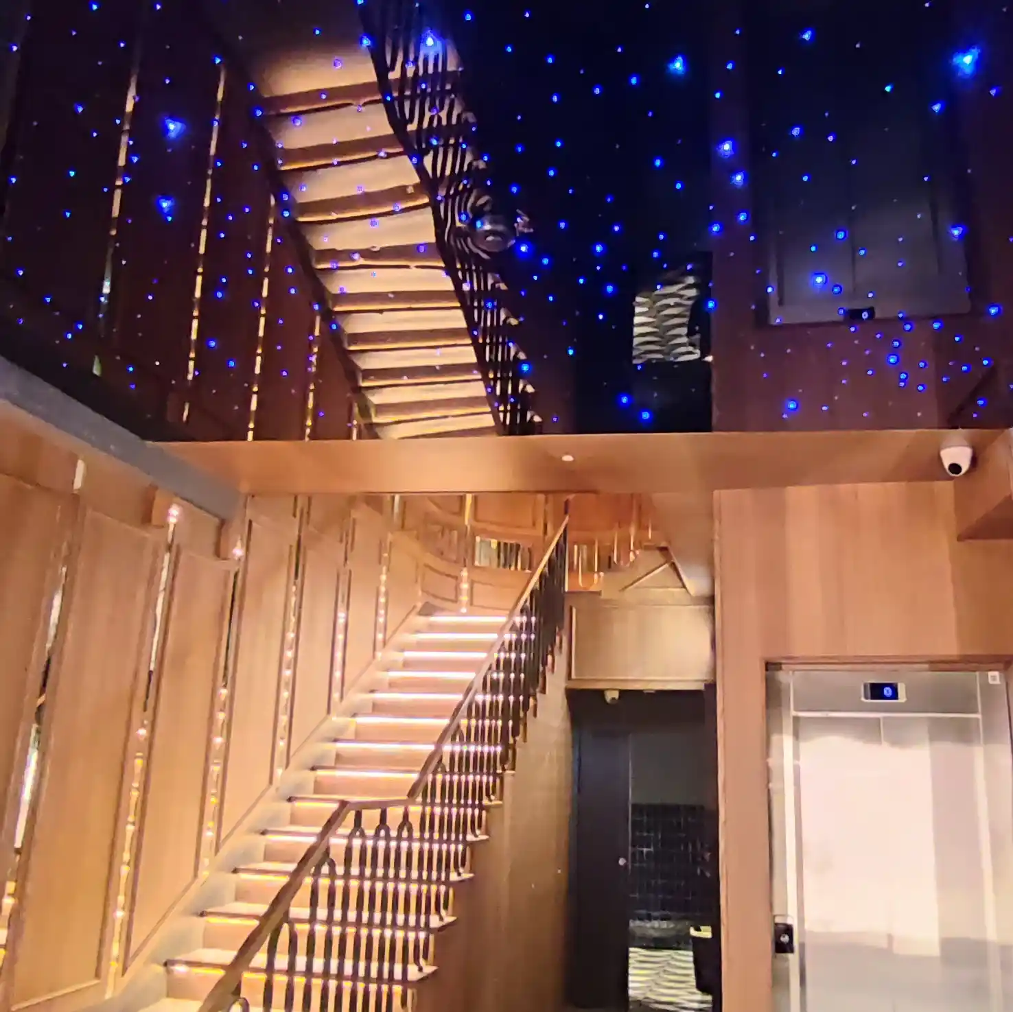 Techo estrellado sobre una escalera de madera