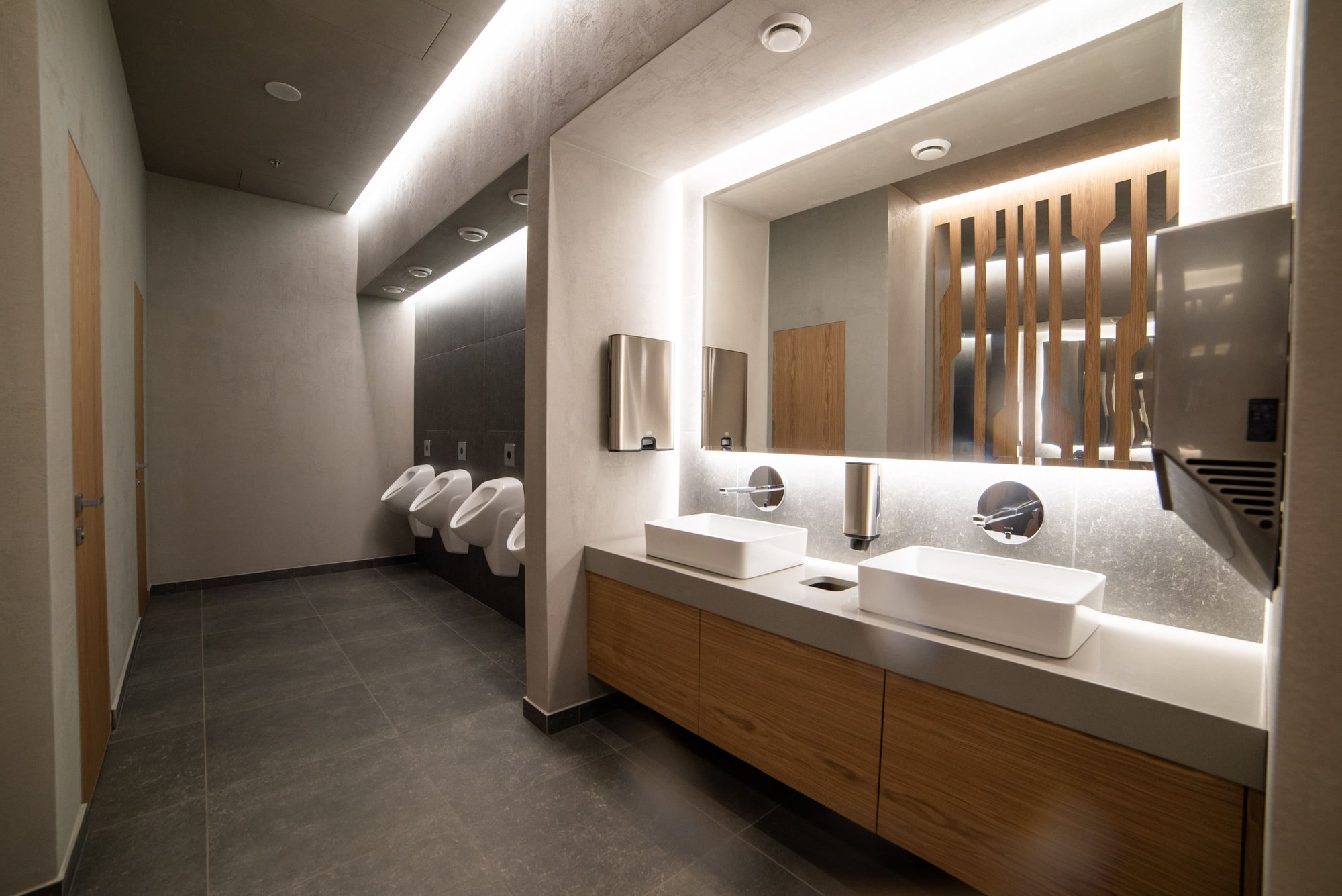baños de lujo de un establecimiento con iluminacion integrada