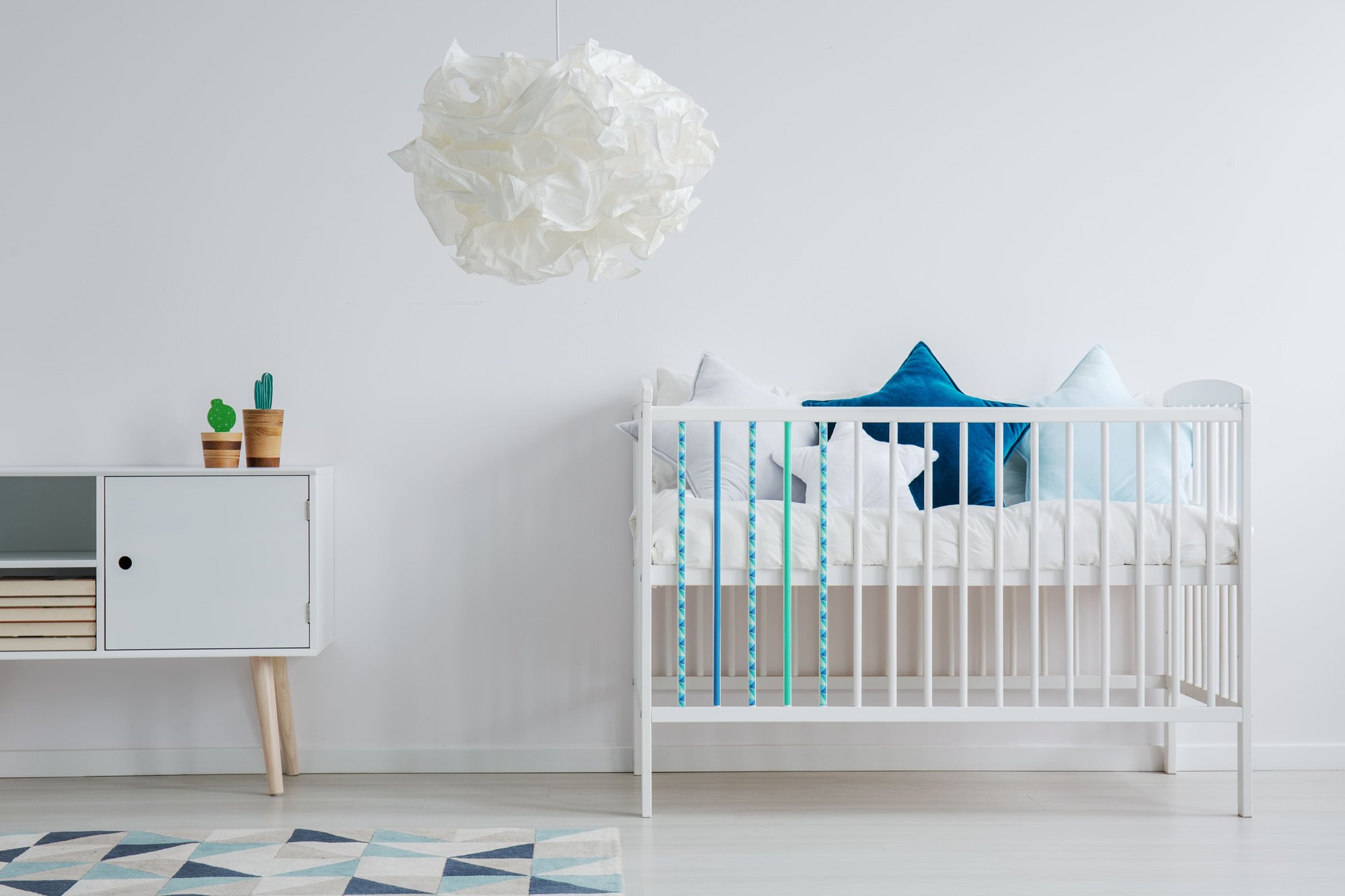 bonita habitacion de bebe en tonos blancos