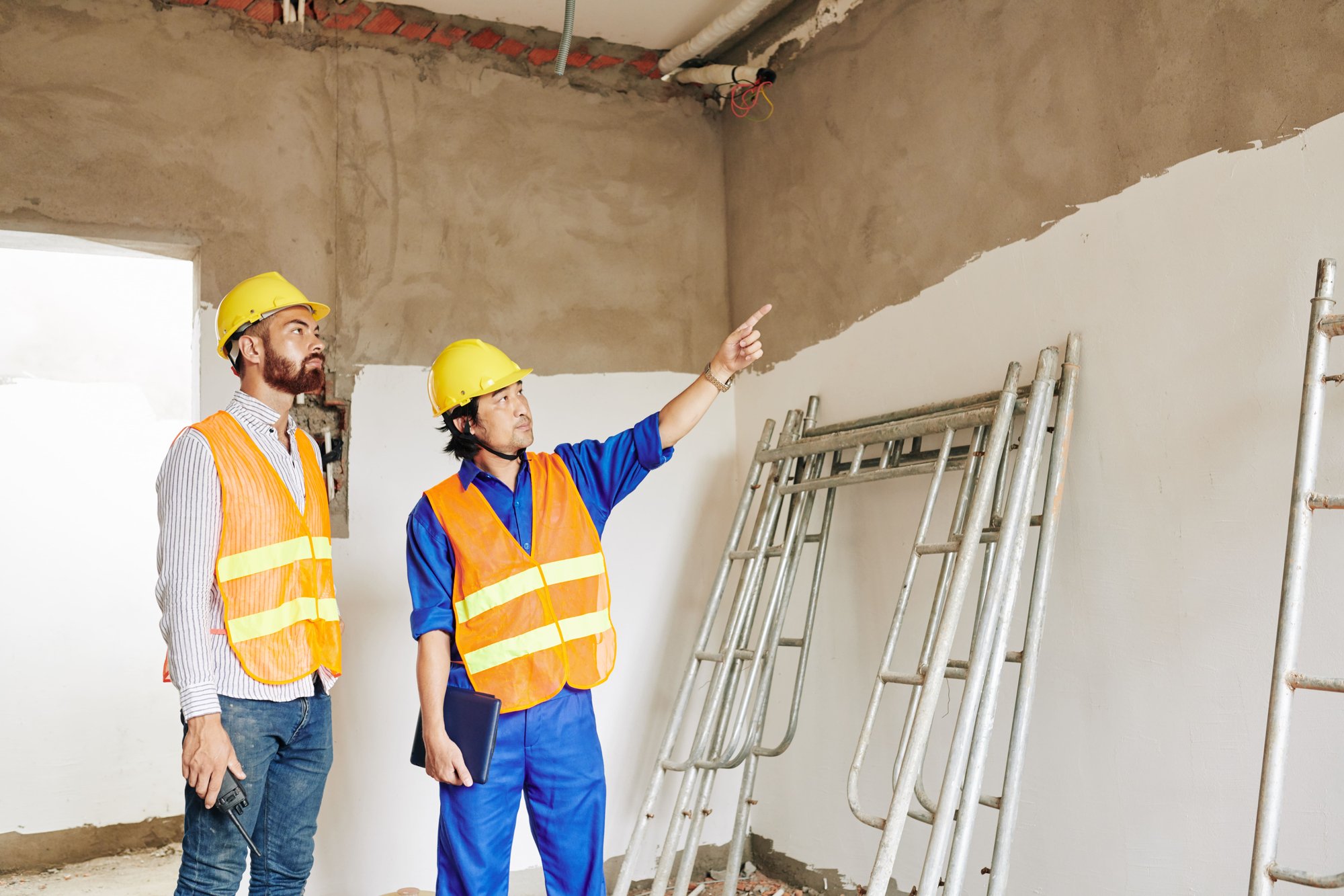 constructores discutiendo sobre el techo tensado