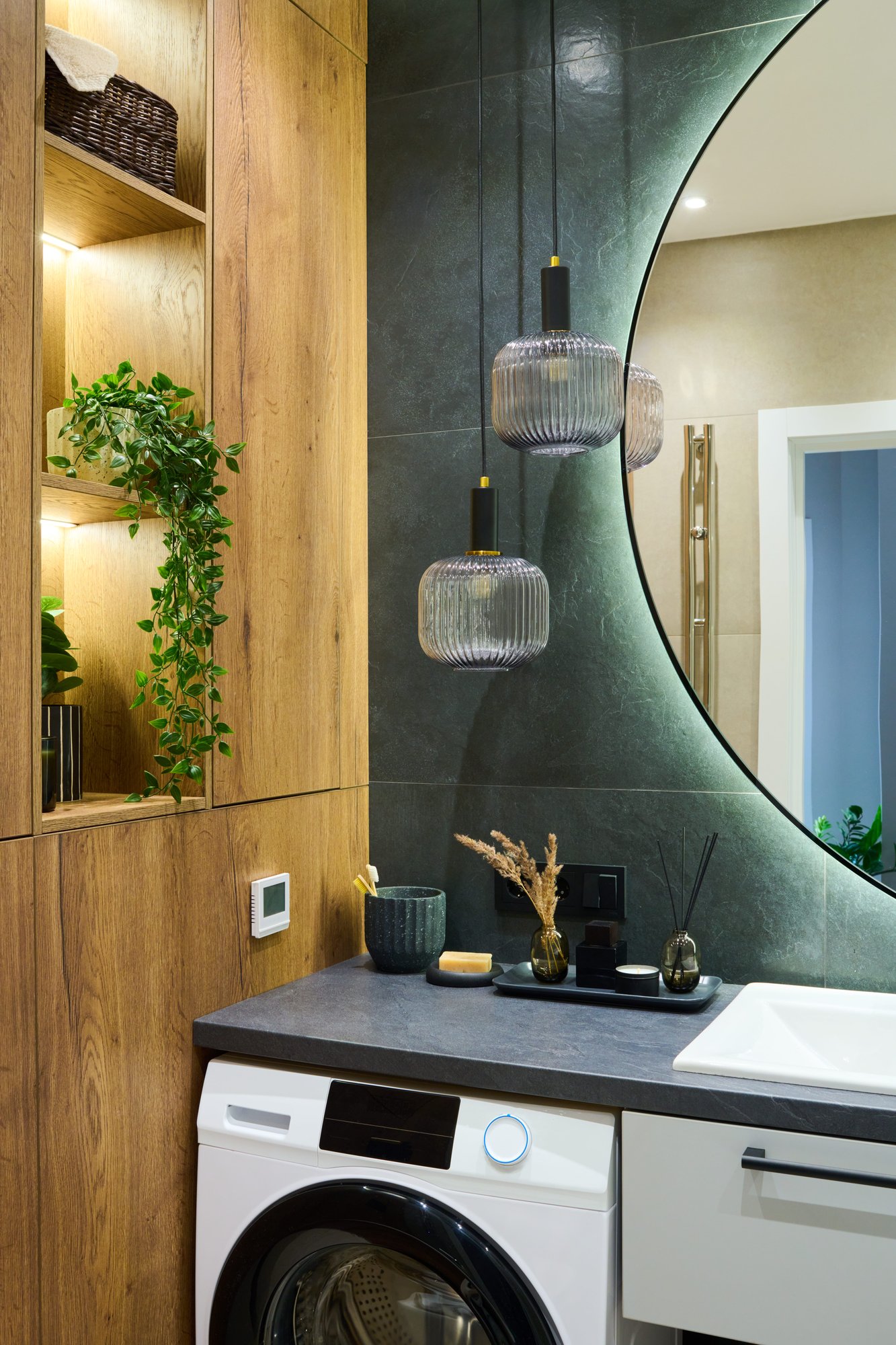 esquina de un baño con detalles de iluminación integrada