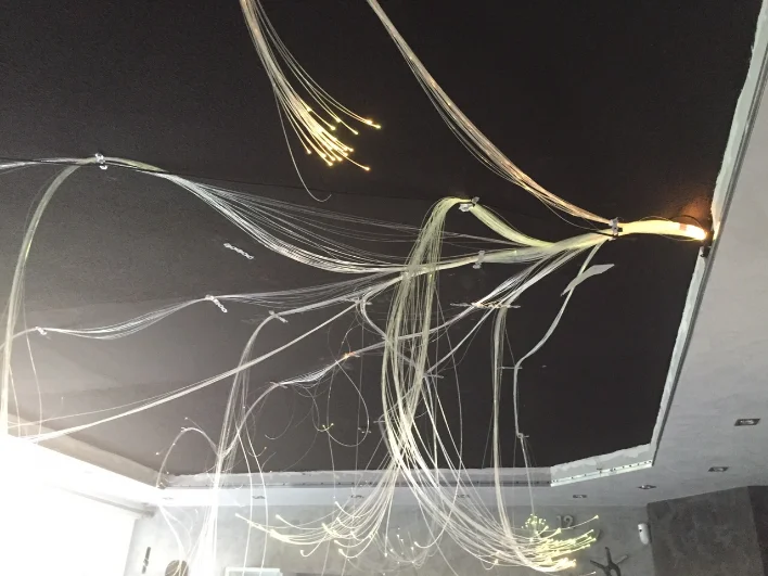 Montaje de techo estrellado con sistema de iluminación por fibra óptica