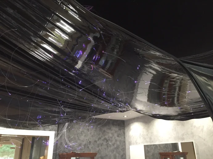 Proceso de instalación de techo estrellado con luces de fibra óptica