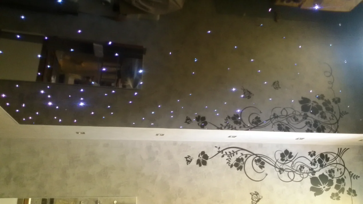 Techo estrellado finalizado con fibra óptica iluminando cielo nocturno