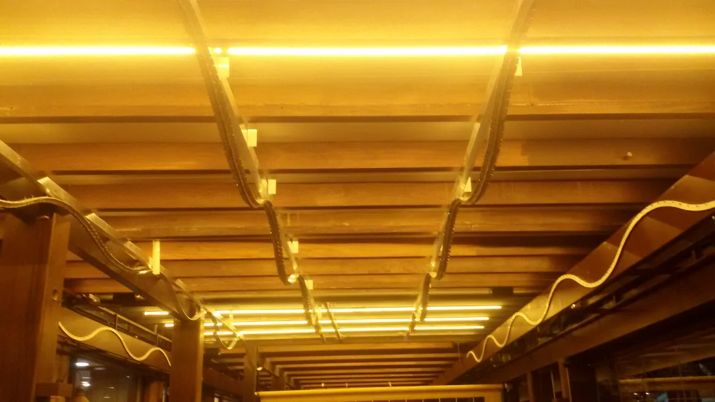 Instalación profesional de techo tensado retroiluminado con luz ambiental