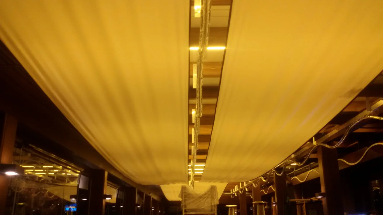 Proceso de instalación de techo tensado retroiluminado con iluminación indirecta
