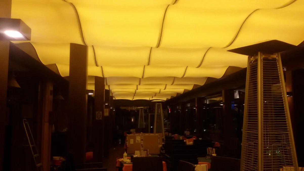 Instalación de techo tensado retroiluminado con luz indirecta moderna