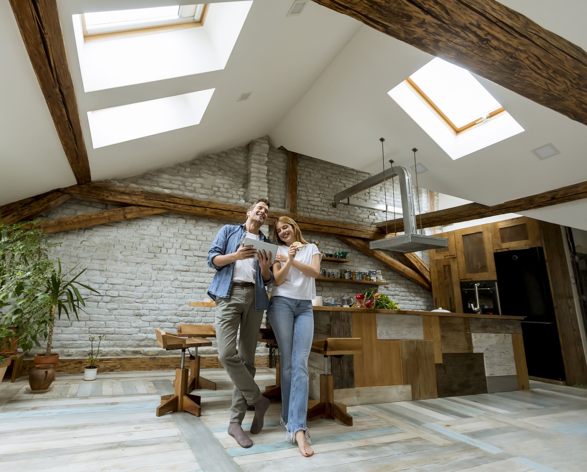 pareja en su nueva casa de techos altos