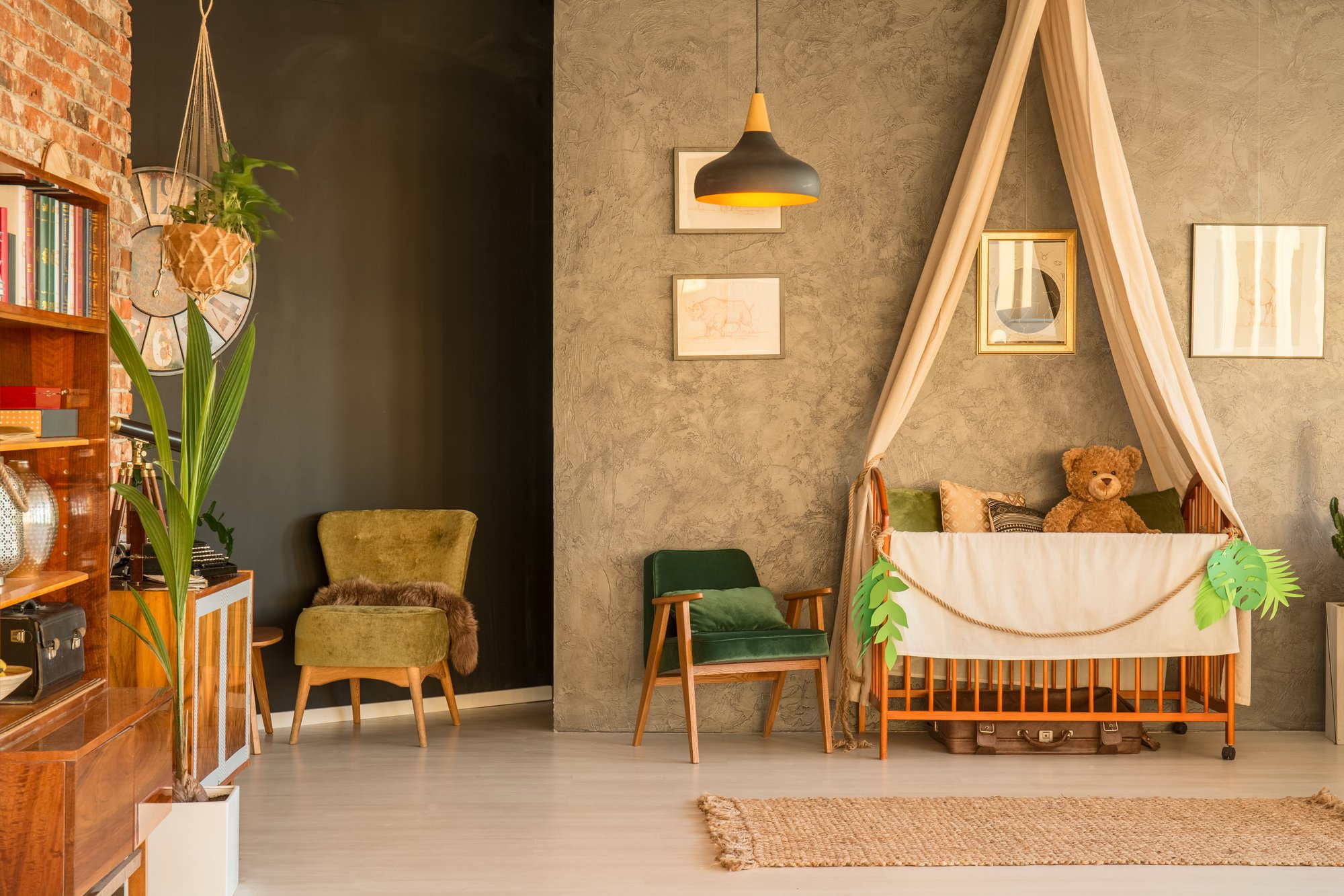 simpática habitación infantil con un osito de peluche en la cuna