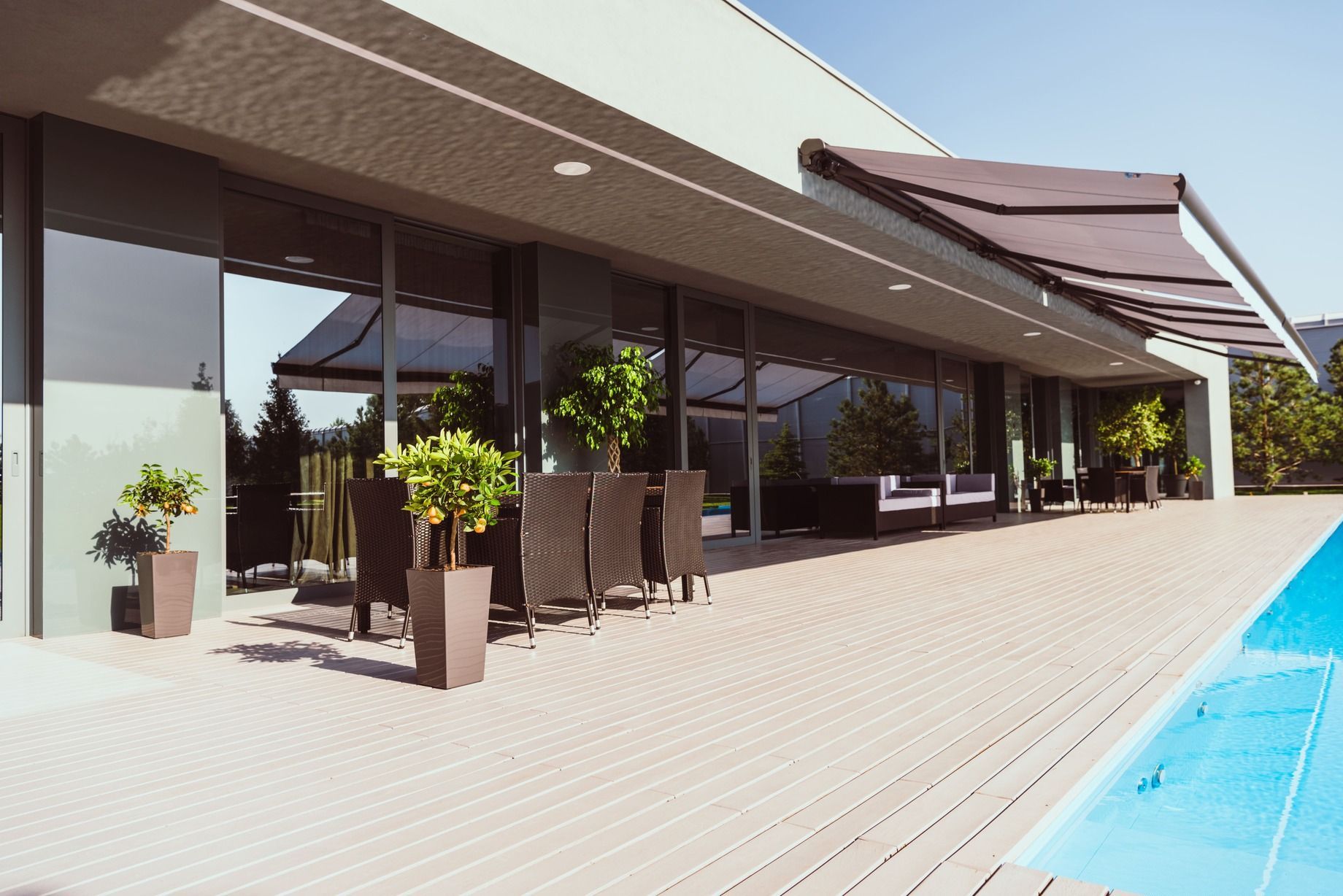 terraza al lado de piscina cubierta con un techo